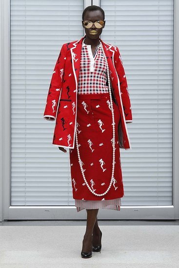 Красный юбочный костюм в стиле preppy от Thom Browne