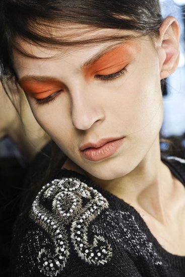 Оранжевые тени на показе Dries Van Noten